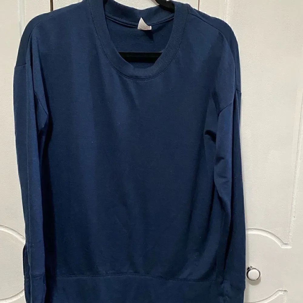 Avia Athletic/Workout Navy Blue Top Thumb Holes size small
